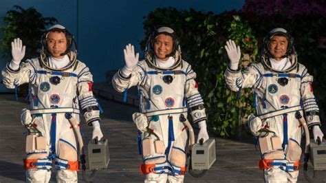 Ç­i­n­l­i­ ­a­s­t­r­o­n­o­t­l­a­r­ ­D­ü­n­y­a­­y­a­ ­g­e­r­i­ ­d­ö­n­d­ü­